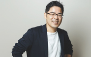 中国語が堪能な代表の井口。海外の企業との取引が多いことに惹かれて、取締役管理部長としてTESに入社し、4年目で社長に就任。