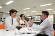 それぞれの強みを掛け合わせながら働くため、営業と技術の社員がミーティングしている姿は社内でよく見られます。