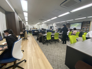 遊び要素の多い本社新宿オフィス。日々海外拠点とコミュニケーションをとっています