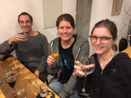 日本酒を楽しむ外国人ゲスト