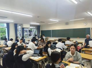組織の垣根を取り払い、教員も公営塾スタッフもフラットなワンチームとなって進める「大崎上島学」の授業風景。親でも先生でもない「ナナメの関係」として生徒と同じ目線に立ち、対話を通じて探究心に火をつけながら、「手放す力」をもって主体的な挑戦を温かく支えています。