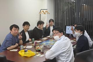 テーブルを囲めば、役職なんて関係ない。経営陣も本気で遊ぶ、フラットなチーム。