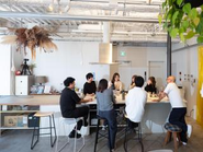 オフィス内で活用していない場所をどう有効活用するか、意図して作られた空間を使うために「ヒト」を介在させた取り組みに力を入れています。