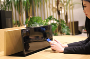 スマートファニチャー＝スマファ®　スマホ操作でモニターが昇降