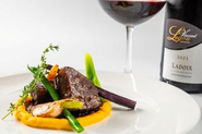 季節の食材を使用したフランス料理とお料理に合わせて厳選したワインのペアリング。