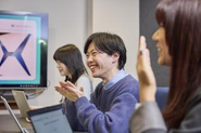 「もっと良くするには？」と、立場を超えてワクワクしながら語り合える仲間。個性を尊重し、高め合う喜びを全員で分かち合っています。