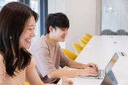 「プロジェクト報酬の80%はエンジニアに還元」エンジニアが満⾜して働けるよう、明確な給与体系をとります。業務に納得し専念できることでモチベーションも作業の質も⾼まり、結果としてお客様にご満⾜いただけると考えています。