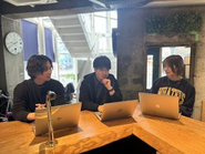 部署間の意見交換も盛ん。立場に関係なく発言できるスタートアップならではの職場です。