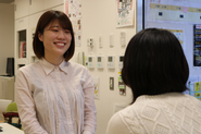 b-labでは、中高生という世代の若者を「どんな自分にもなれる存在」であり、また同時に「心身ともにゆらぎがある存在」であるとも捉えています。これからのさまざまな出会いによって、どんな自分にもなれる可能性を秘めています。その一方で、身体の成長に伴う不安や、日々の人間関係の中で傷つくことなどもあるでしょう。そんな存在の、可能性を信じてゆらぎに寄り添い、成長や変化に伴走する、親や先生とは異なる立場のユースワーカーが大きな力になると私たちは信じています。