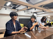 2,30代の社員が大半で意見交換が盛んな環境。2025年にできたベンチャー企業なので努力次第での昇格も可能。