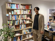 500冊以上の本が読み放題です！束河と横野が選び抜いたWebマーケを極めるため身につけるべき知識が、この本棚に詰まっています！この本棚に衝撃を受けインターンに応募してくる学生もいるとか…！