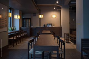 登録有形文化財「堀ビル」をリノベしオープン。夕方の外観も素敵ですね。（goodcoffee新橋）