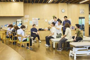 【一人で考え込まない。チームで考えるリハビリ】 患者さんへのリハビリを、一人のセラピストだけで考えることはありません。  PT・OT・STそれぞれの専門性や経験を持ち寄り、「この人が目指す生活に、今どんな支援が必要だろう？」と日々ディスカッションしています。  さらに医師・看護師・MSWなど多職種とも連携。自分の担当だけで完結せず、さまざまな視点から患者さんを捉え、チームでその人にとってより良い支援を考えることを大切にしています。