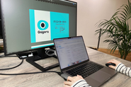 PCはご希望のモデルを貸与いたします。(※上限あり)　現在はMac派とWindows派が半々くらいです。
