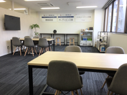 広々としたミーティングルームで社員同士の交流を深める時間も。