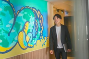 モダンなオフィスで、疲れが出てきたら、立って作業するメンバーも。
