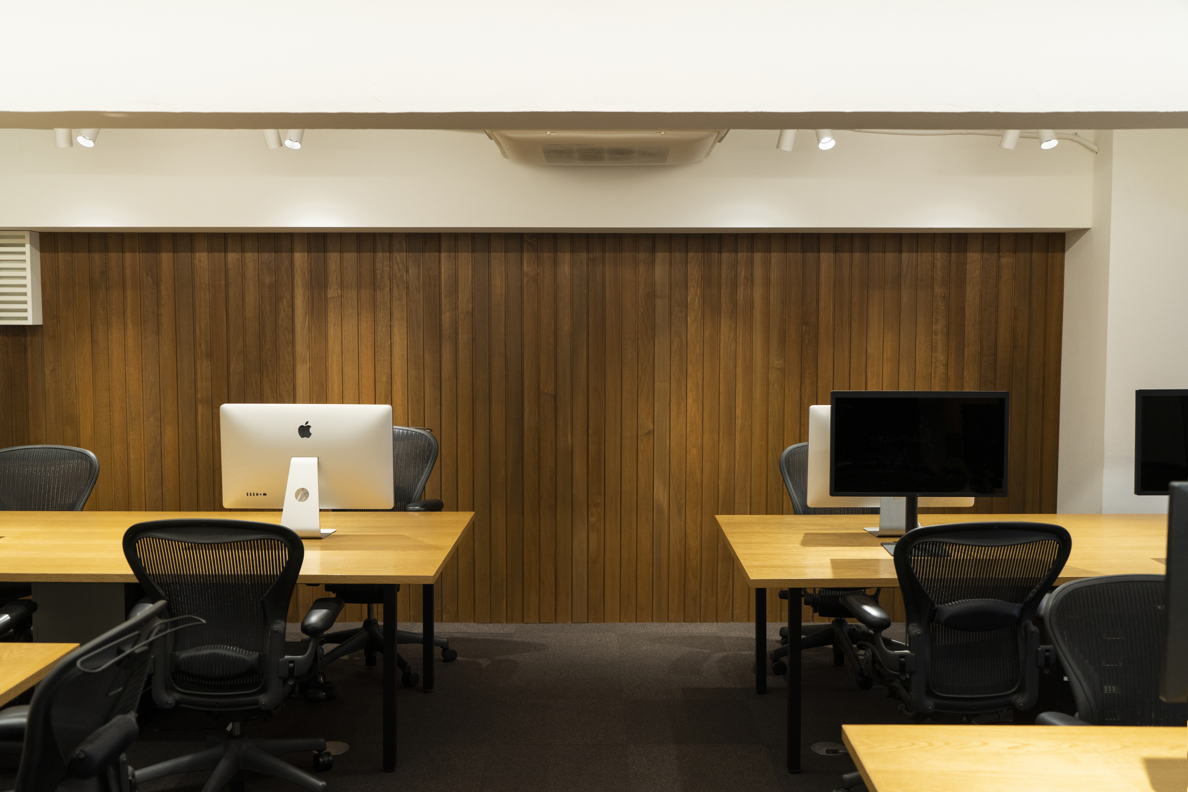 オフィスの内装が新しくなりました