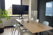 採光たっぷりで開放感のある会議室