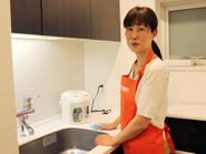 例えば、お客様の目の届かないところまでそっときれいに掃除しておくような、お客様との電話の最後にちょっとした気配りのことばがさりげなく添えられるような、そんな人と人との心が通うサービス。  それがLOBBY（ロビー）の目指す「サービス」です。