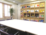 かんき出版のマークである、サボテンと社長の３Ｄフィギュアが飾ってある会議室。動画撮影やセミナーもここで行います。