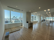 エントランスからと打ち合わせスペース。大きな窓から札幌の街並みが見えます。