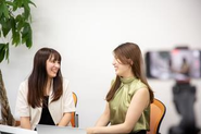 常にチームで仕事を進めることを意識しています！チーム内で意見を出し合い、お互いの意見を尊重しながら一緒に働きましょう！子育て中のママさんスタッフも多いので、皆でフォローし合うことを大切にしています！