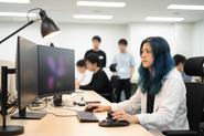 テンプレと週次レビューで運用を標準化。再現性ある制作体制で、継続的にKPIを伸ばす仕組みがあります。