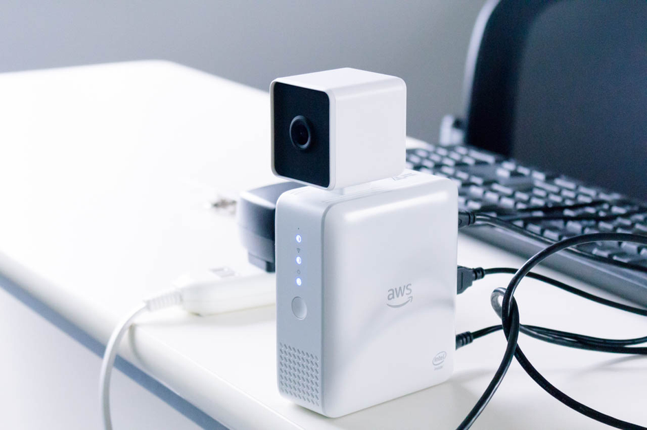 日本未発売のAIカメラ AWS DeepLens で優秀な学生たちとキャッキャ