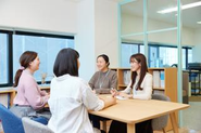 スタッフの9割が女性。育児・介護休業からの復職率は100％。女性もバリバリとキャリアを積むことができる環境です。もちろん、男性も活躍しています！