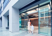 何気なく使っている自動ドア、それは私たちフジパスクが誇りを持って取付、点検行っています。便利になっていく世の中だからこそ、より自動ドアの数が多くなっております。AIに仕事を奪われる心配はありません。ぜひ私たちフジパスクと一緒に挑戦してください！