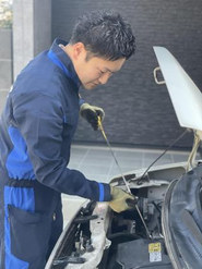 出張整備サービス「U-match」に登録したワーカーは時間や場所、仕事内容を選びながら整備作業を行えるメリットがあります。※写真は当社従業員が実際に出張整備を行う様子