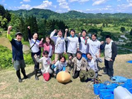従業員や関係者とみんなで田植え合宿に
