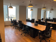 六本木一丁目駅直通のアークヒルズサウスタワー16階のオフィススペースはフリーアドレス制となっており、スペース内にフォンスペースやソファースペースも併設しています。様々な職種のスタッフが関わり合う環境だからこそ、フラットな環境となっております。ドリンクもフリーなので、快適な環境でアイデアが生まれやすい環境です。