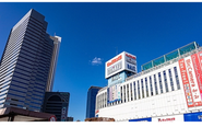 新宿駅西口から徒歩1分。 新宿駅高層ビル群より近いところに位置しています。２６年６月に渋谷から新宿へ本社移転したばかりです。
