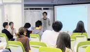 毎月、スタッフが顔を合わせる「全体会議」では、事業全体の進捗などに加え、東京以外の拠点で勤務するスタッフとオンラインで繋いで状況を共有するといった取り組みも行っています。