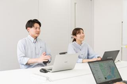 チームで課題に向き合い、意見を出し合うMTG風景。互いの意見を尊重し合い、新しい価値を生み出しています。