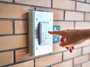 無人ホテルのため入口のロックを解除して入館