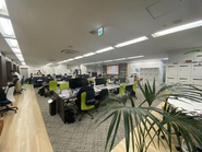 フリーアドレスの自由な社内。部門の垣根なく活発な交流が生まれます