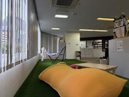 新宿のオフィスには芝生スペースがあり、ハンモックやYogiboでリラックスして仕事したり、休憩をしたりできます。
