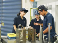 トラブルが起きたら、皆で金型を見ながら「何が原因だろうか？」と議論するのも楽しさの一つになっています。