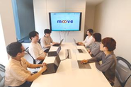 開発する機能ごとに担当を分担し、それぞれが顧客折衝や実装を責任をもって行います。一方、チーム内で進捗を日々共有するため、困ったことがあれば助け合える体制も整えています。