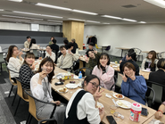 毎月月末に任意参加の納会を実施しています。年次・役職関係無くコミュニケーションをとることができます。ここで直接社長と話したアイデアが事業化することも！？