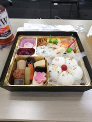 1日作業のFortiGate構築案件の途中ではお客様からお弁当をいただきました。時間に追われていても、休憩時間は嬉しいものです。