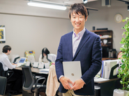 （画像仮）代表取締役　妹尾 建二氏 航空自衛隊に入隊した際に所属したで、基地の上空の天候を詳細に分析する気象隊という部隊に所属し、最新技術を駆使した防衛システムに触れながら、ITの可能性を実感し、エンジニアへ。その後ライトアームを創業、現在に至ります。