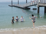 写真は数年前の６月にシンガポールに行ったときの写真です。インターン生、社員、社長が分け隔てなく一緒になって旅行を楽しんでいます。