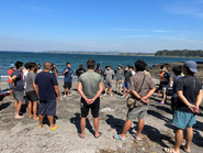 事業の垣根を越えて合同研修を実施しました。アウトドアの価値を自らが体感するべく、海沿いの運営施設にて開催いたしました。