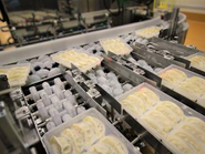 関東工場では、1日に17万pcもの羽根つき餃子を製造