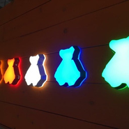 ロゴマークはテディベア。「世界中から愛される企業を目指して」という意味が込められています。