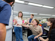 年次・年齢・職歴・性別・役職などに関係なくチーム一丸となって「より良い」ものを生み出すために向き合います。