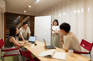 1社複数担当制。様々な知見を持ったメンバーが集まり、顧客課題はチームで解決していきます。